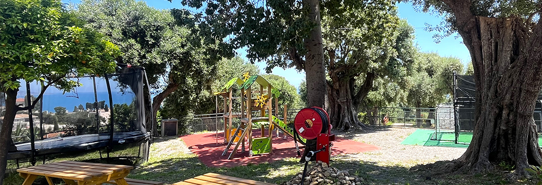 Aire de jeux pour enfants avec Toboggan au camping Le Parc Saint Michel à Menton