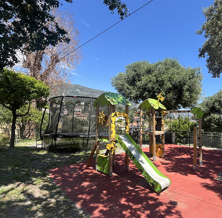 L'Aire de jeux pour enfants du camping Le Parc Saint Michel à Menton en Côte-d’Azur